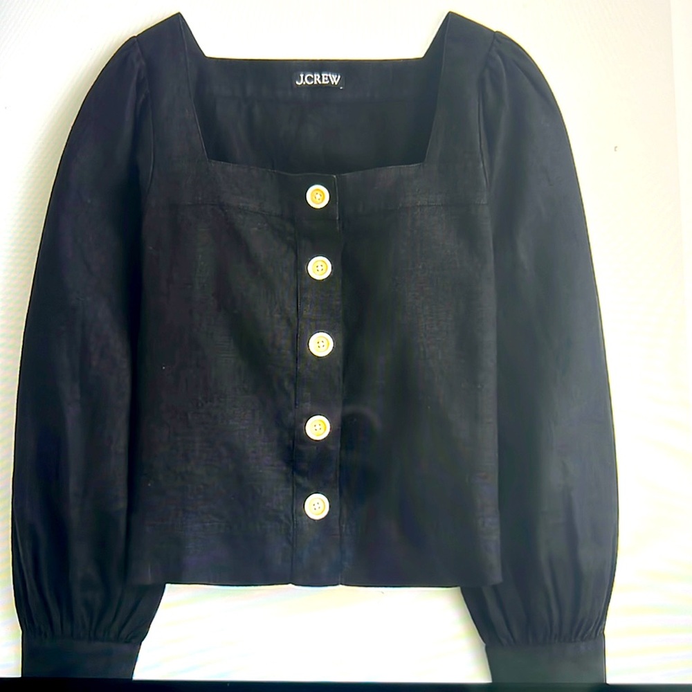 Squareneck button-up top in linen.